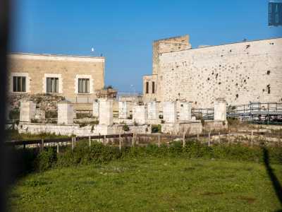 Costeggiamo quindi la grande area archeologica di San Pietro, che prende il nome da una grande chiesa del XII secolo che sorgeva qui un tempo...